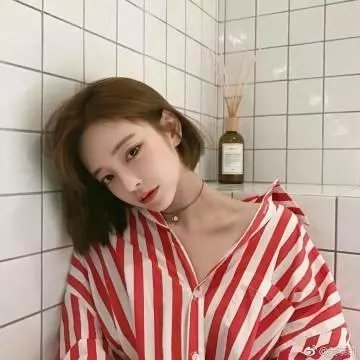 出墙红杏两家春